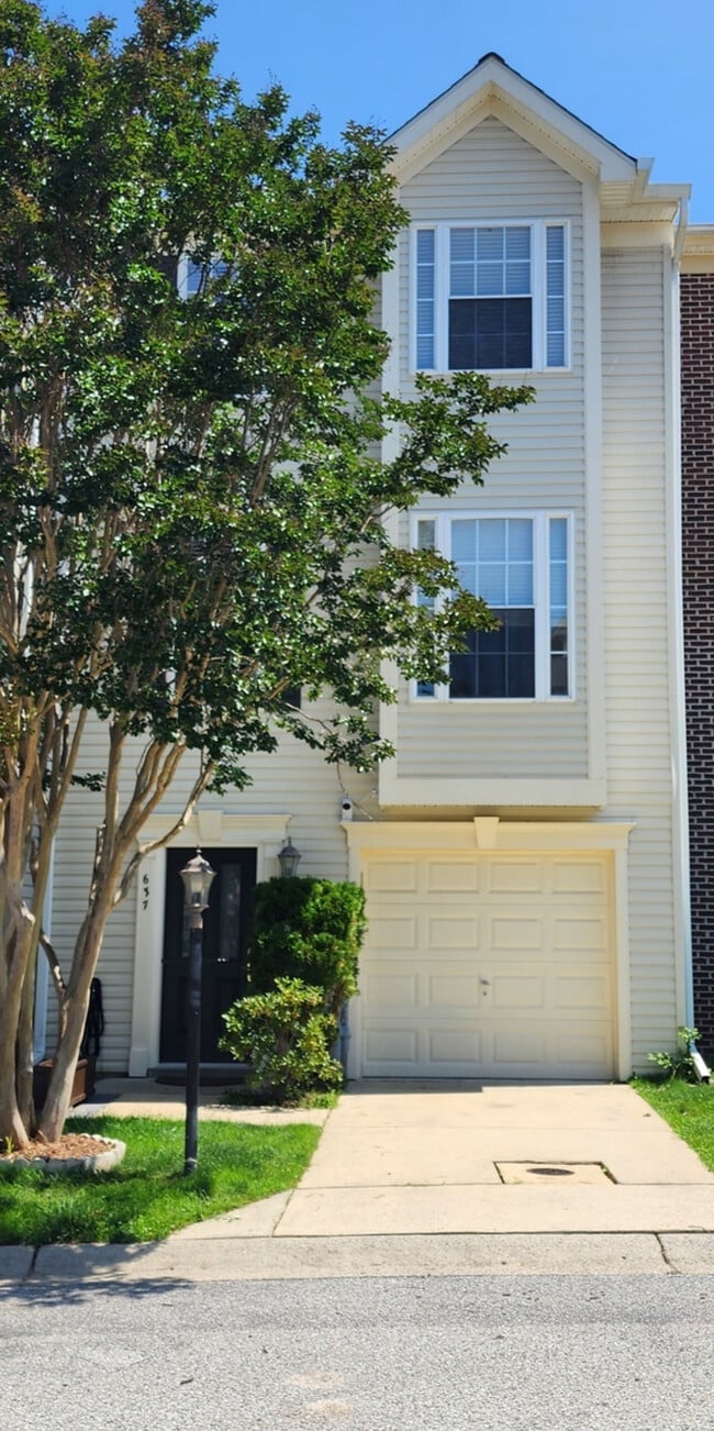 Building Photo - 637 Baystone Ct