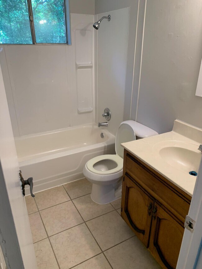 Building Photo - 26 Forest Hill Cir