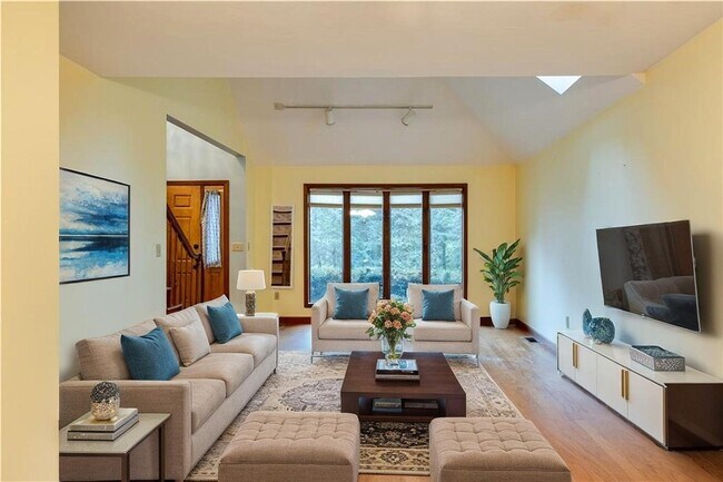 Foto del edificio - 48 Hemlock Ln
