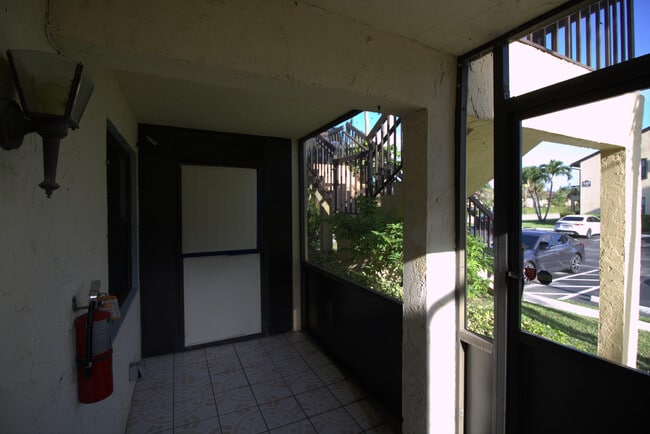 Foto del edificio - 4703 Lucerne Lakes Blvd E