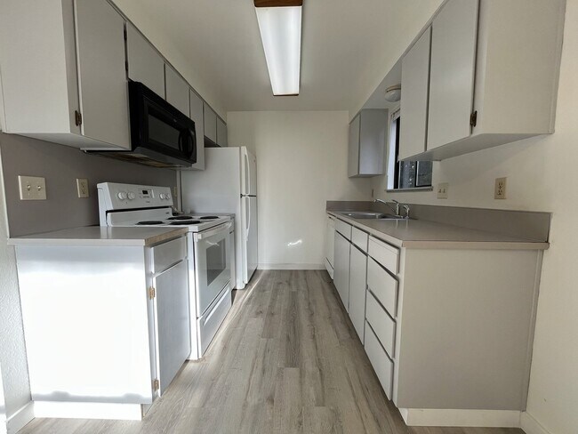 Foto del edificio - Spacious 2BD/1.5BA Ground-Floor Apartment with Spacious Bedrooms & Modern Kitchen Layout