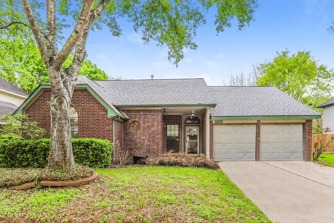 Building Photo - 2203 St James Pl