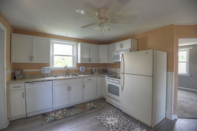 Foto del edificio - 2-Bedroom, 1-Bath Single-Family Home with Integral Garage and Renovated Interior for Rent