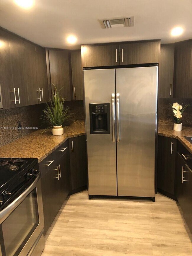 Foto del edificio - 2175 NE 170th St