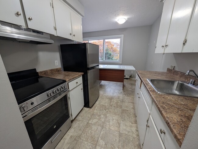 Building Photo - Charming Unit for Lease