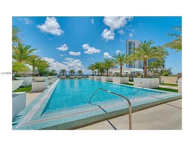 Foto del edificio - 600 NE 27th St