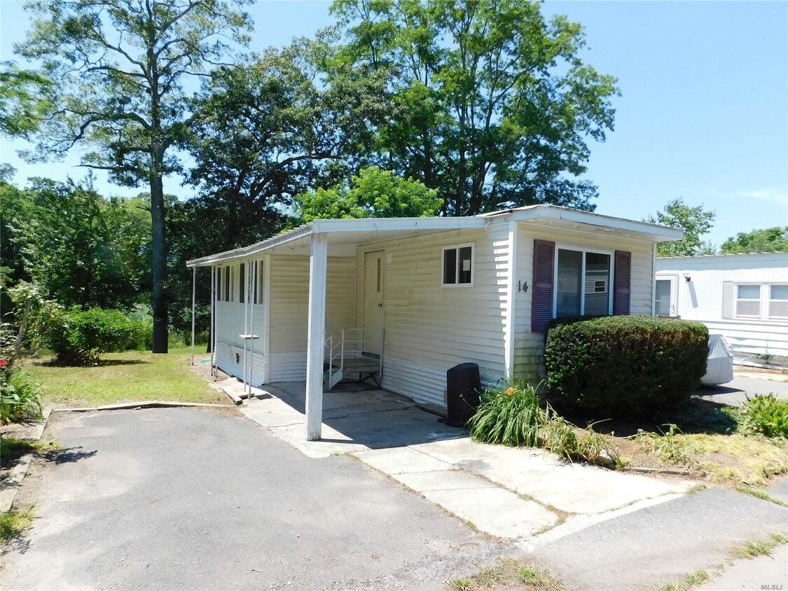 37 Hubbard Ave, Riverhead, NY 11901 House Rental in Riverhead, NY