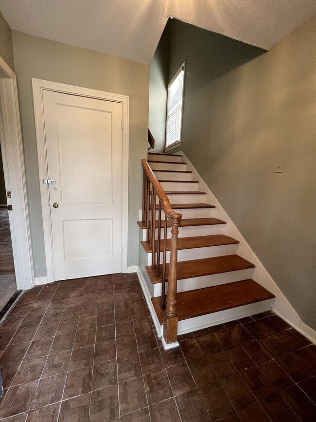 Building Photo - 430 Bryn Mawr Dr