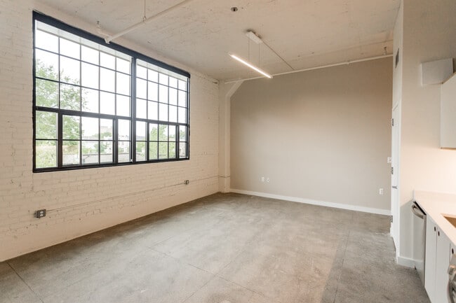 Building Photo - 2857 E Grand Blvd