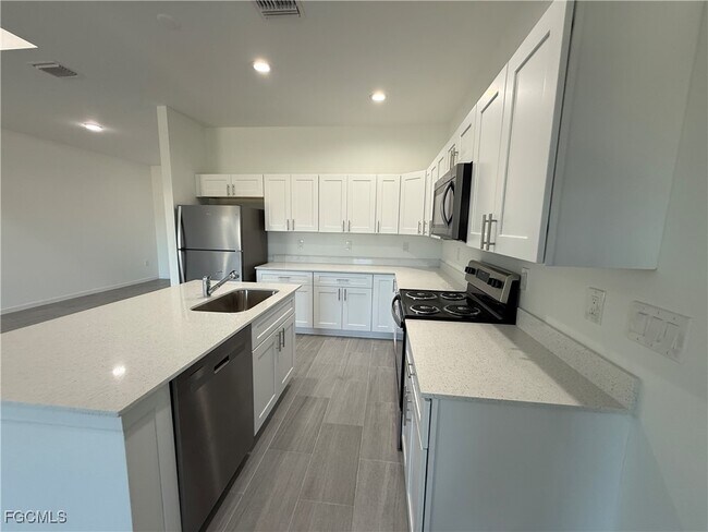 Foto del edificio - 2704 70th St W