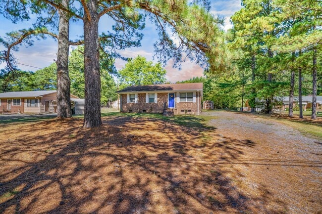 Building Photo - Charming 3-bed/2 bath home with large yard, screened deck located minutes from Brier Creek!
