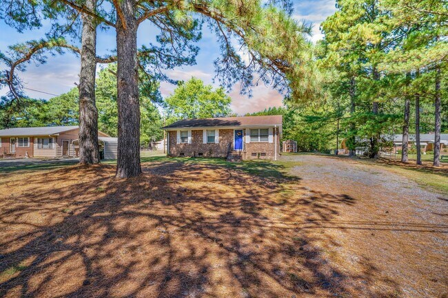 Foto del edificio - Charming 3-bed/2 bath home with large yard, screened deck located minutes from Brier Creek!