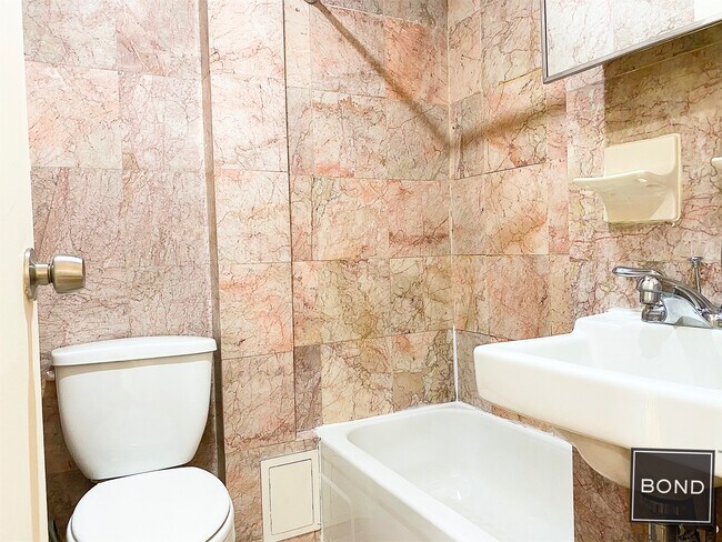 Foto del edificio - 438 E 9th St