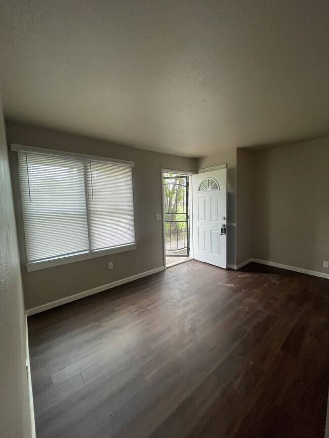 Building Photo - NO APPLICATION FEE! Pay Deposit only to mo...