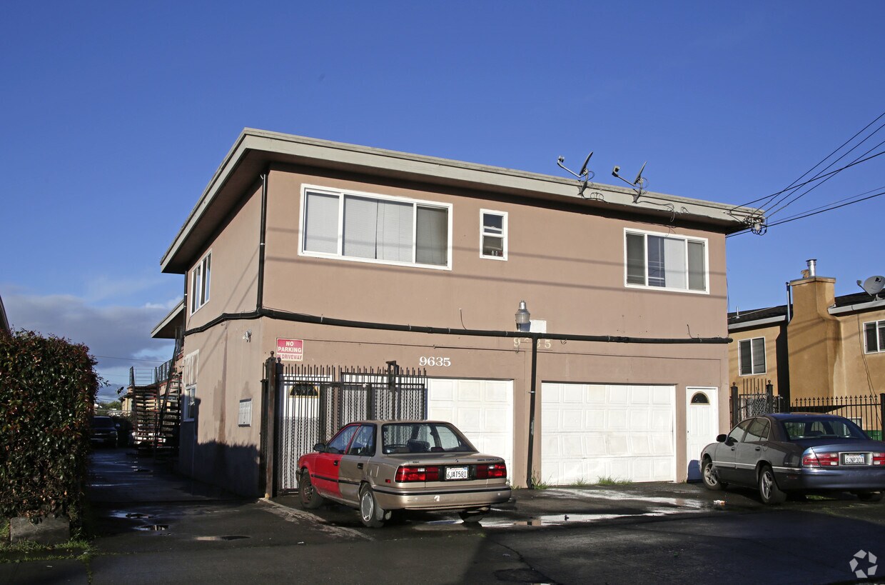 Foto principal - 9635 Plymouth St