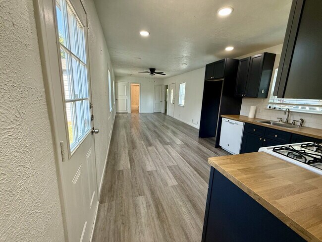 Foto del edificio - "Charming 3-Bed Oasis with 2 Full Baths in Garland – 1160 Sq Ft of Comfort at 1617 Meadowbrook!"