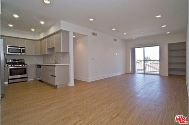 Building Photo - 1411 Barry Ave
