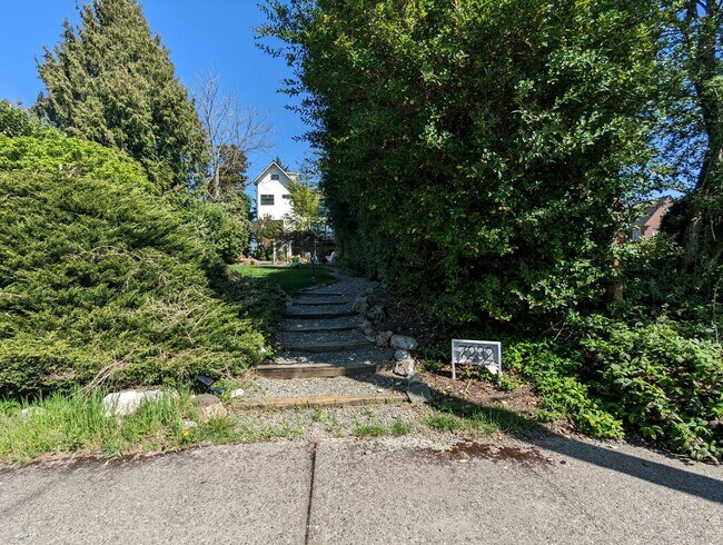 Building Photo - Incredible Views in West Seattle's Coveted...