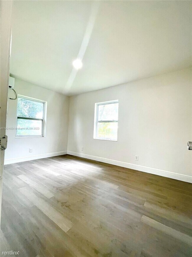 Building Photo - 2 br, 1 bath House - 1004 SW 24th Ave # 2-...