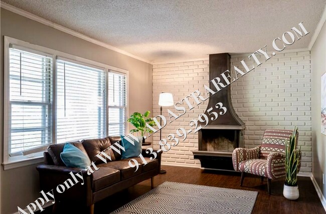 Foto del edificio - UPDATED 3 Bed 2 Bath Ranch in Overland Par...