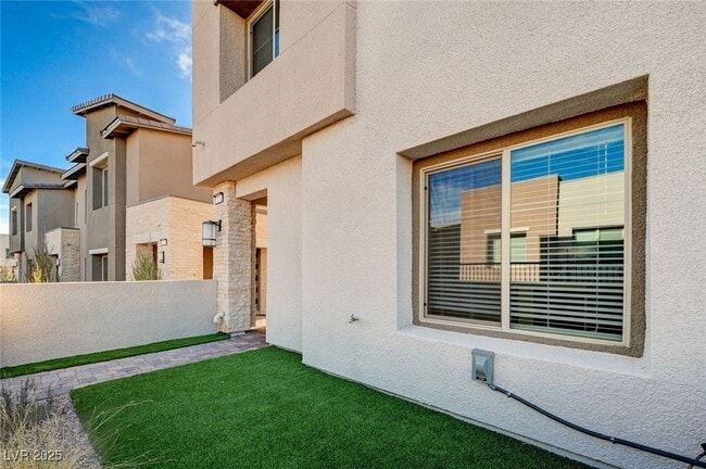 Building Photo - 600 Carriage Hill Dr