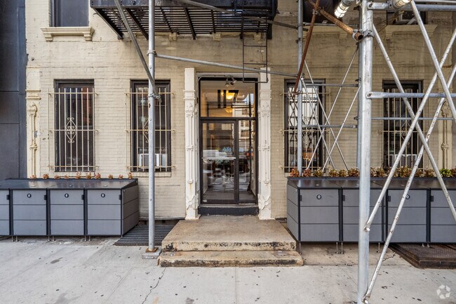 Building Photo - 117 Varick St