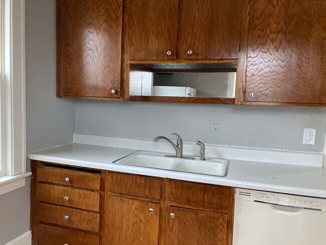Foto del edificio - Beautiful 6 bedroom 2 bathroom House!