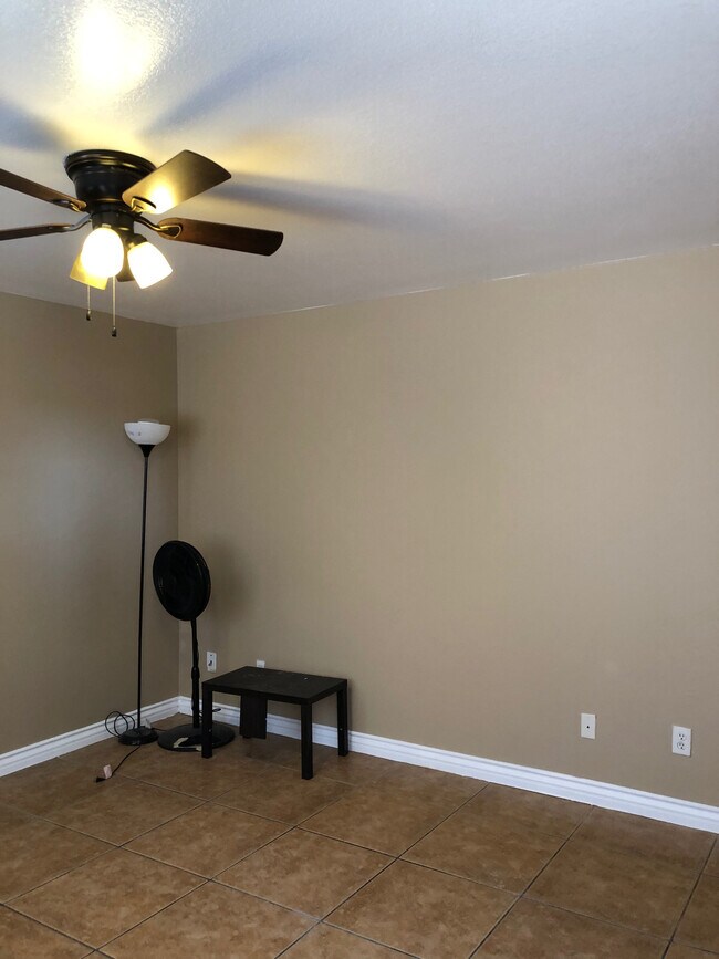 Foto del edificio - 5213 Redberry St