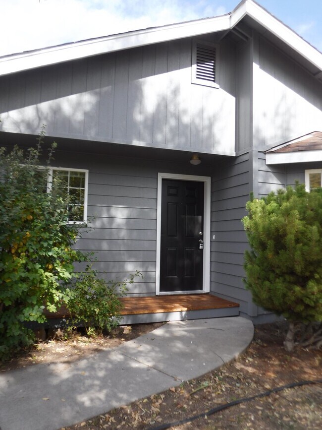 Foto del edificio - 3 Bed/2 Bath Single Family Home in NE Bend...