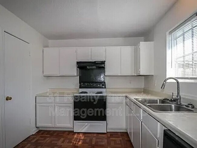 Building Photo - 3444 Pinebrook Dr