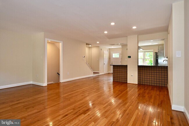 Foto del edificio - Discover an exquisite opportunity to lease a stunning end-of-row townhouse in the prestigious Bet...