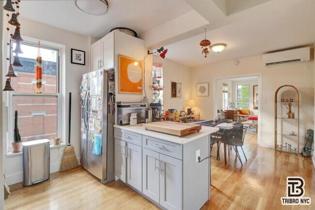 Foto del edificio - 3 bedroom in Queens NY 11385