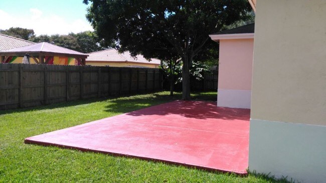 Foto del edificio - 21725 Ingraham Avenue Rd
