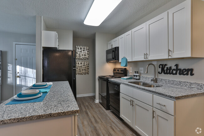 Recientemente renovado Kitchen-Granite de cuarzo, electrodomésticos de color negro, y gabinetes nuevos. - Windsor Palms Apartment Homes