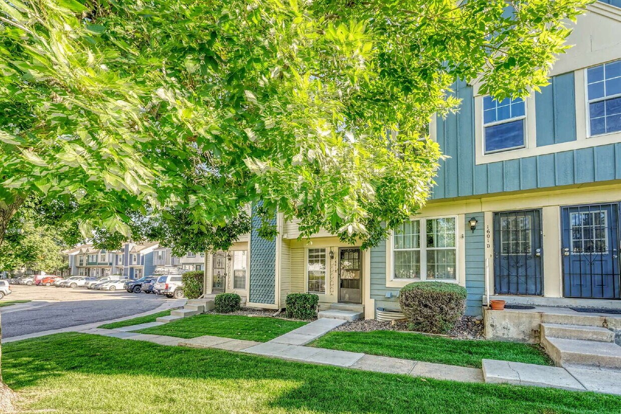 Foto principal - $1,465 - 2 Bed 1 Bath Townhome in Aurora w...