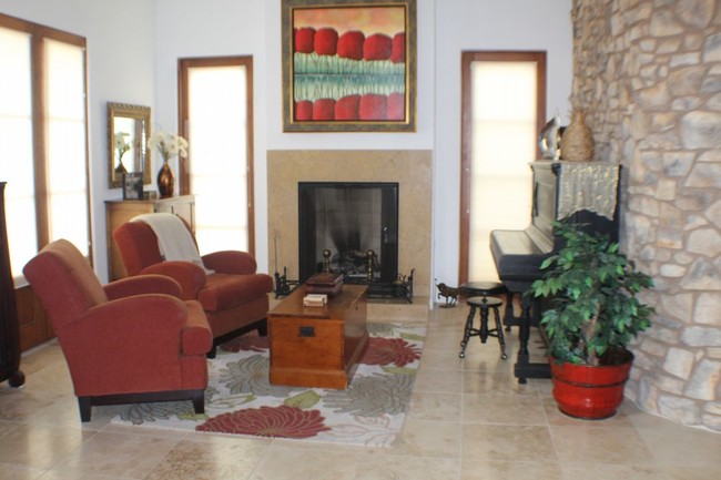 Building Photo - St Baristo Townhome 2b/3b