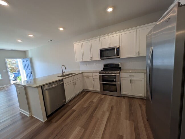 Building Photo - Gorgeous 3 beds, 2.5 bath home located in ...