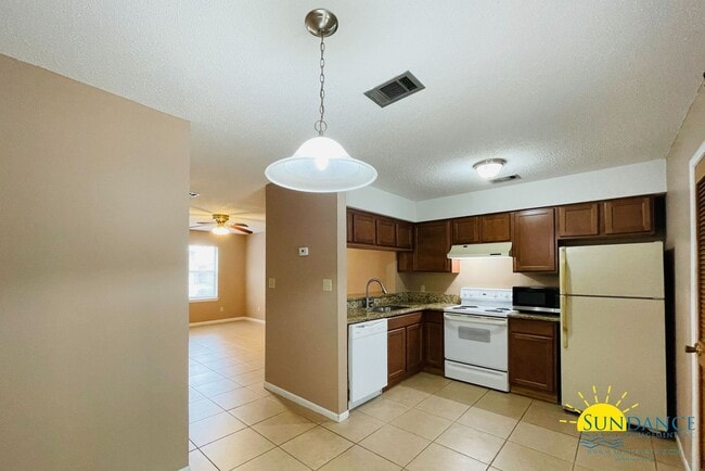 Building Photo - Great 2 Bedroom Townhouse in Fort Walton