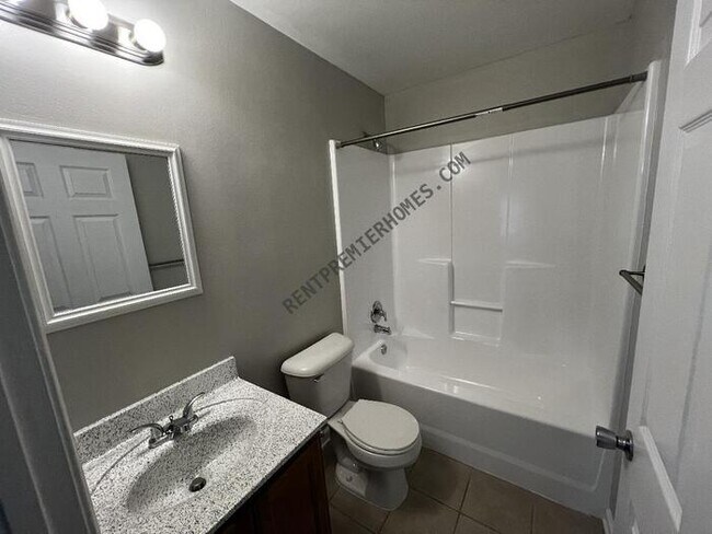 Building Photo - 1522 Schaer St