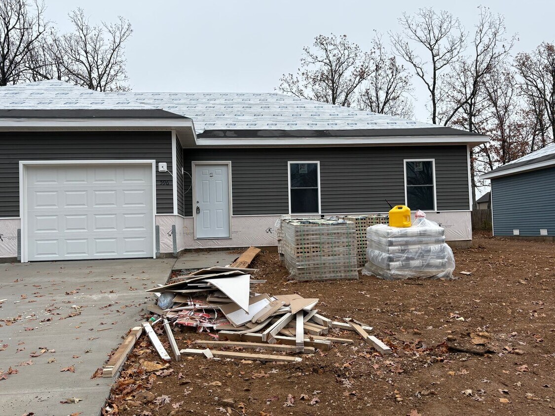 Foto principal - 598-596 N Airport Rd