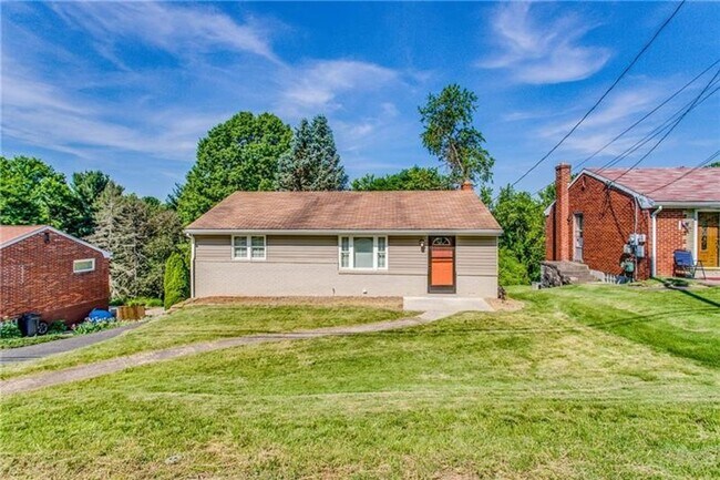 Foto del edificio - Beautiful 3 Bed / 1.5 Bath with Garage and Large Yard - Available May!!