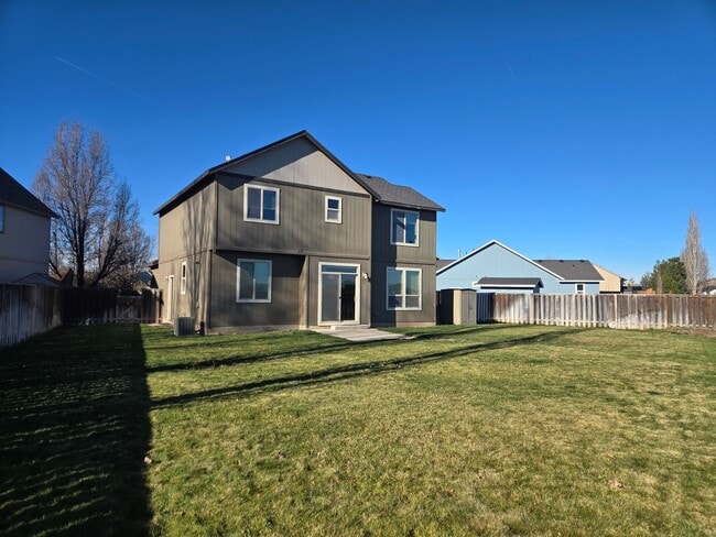 Building Photo - Great 2 story home ~ 4 bedroom, huge back yard in NW Redmond