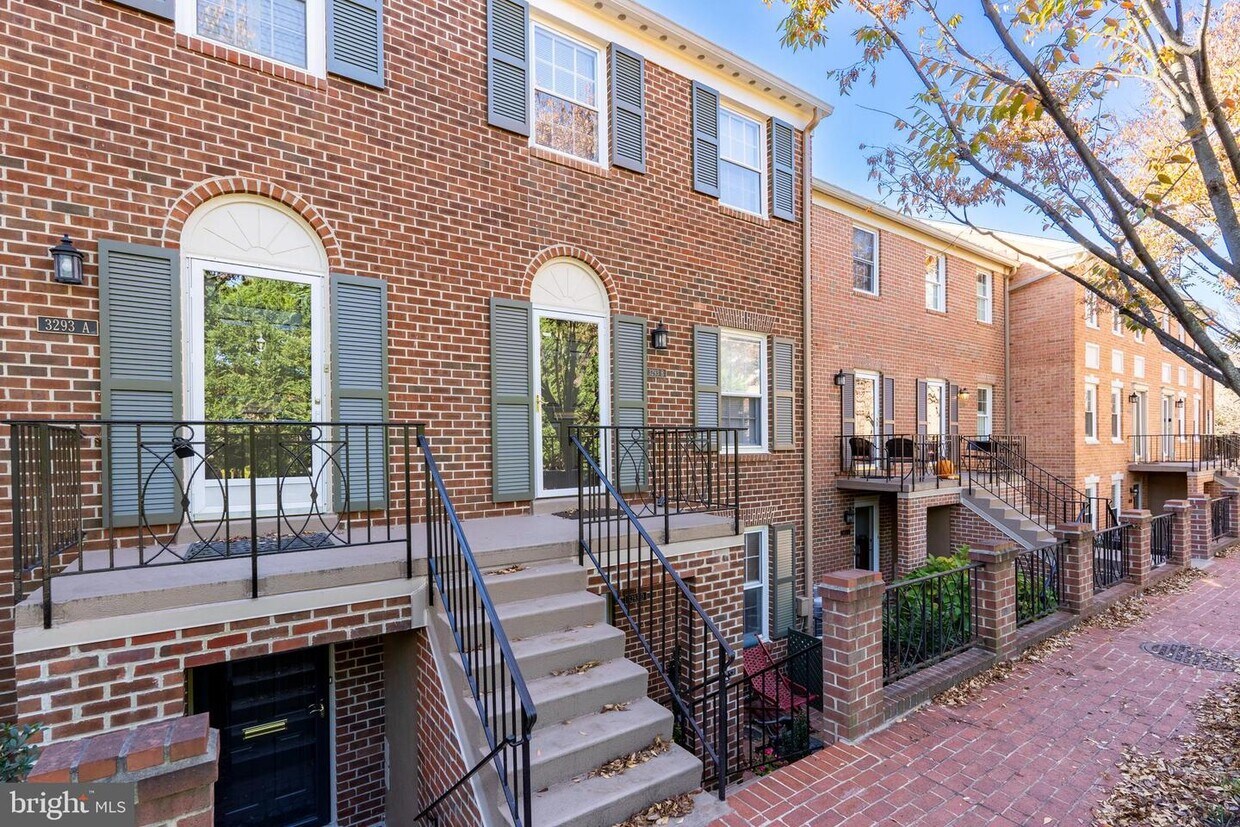 Primary Photo - 3293 Sutton Pl NW