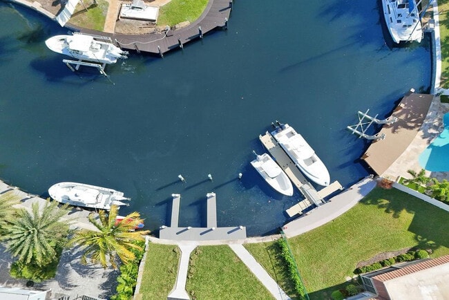 Building Photo - 840 SE 22nd Ave