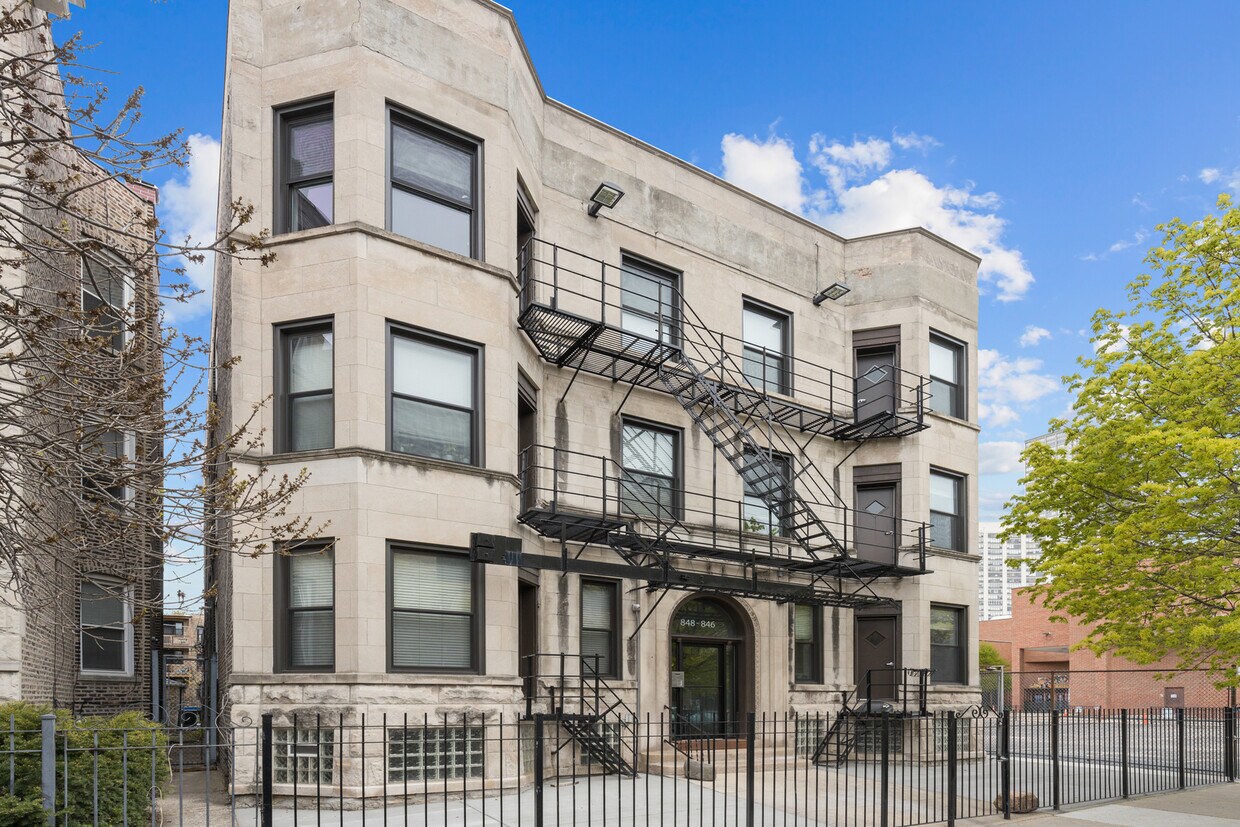 Primary Photo - 846 W Sheridan Rd
