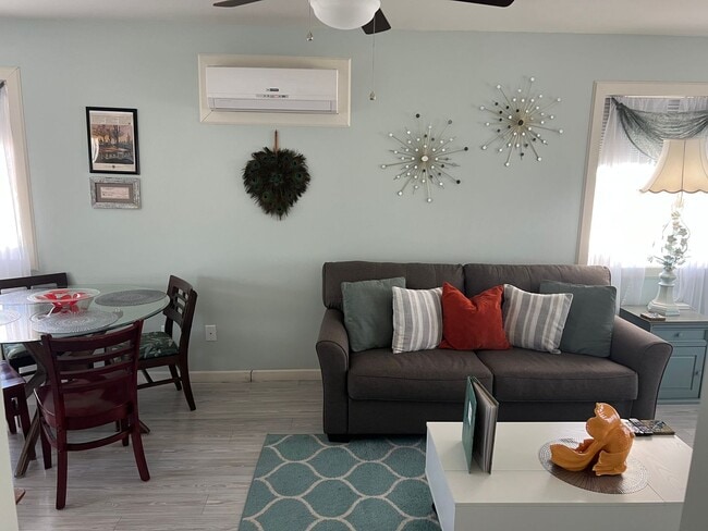 Building Photo - Bight and airy FURNISHED 1 bedroom apartment