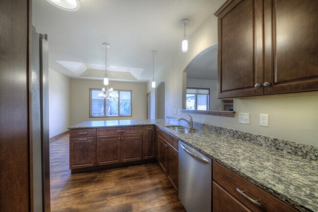 Foto del edificio - 2 BEDROOM | 2 BATH | DOUBLE GARAGE | SPACIOUS TOWNHOME