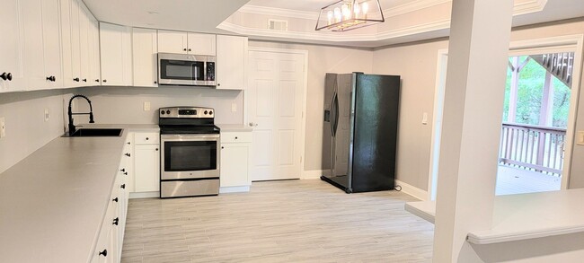 Foto del edificio - Stylish Basement Rental with Private Ameni...