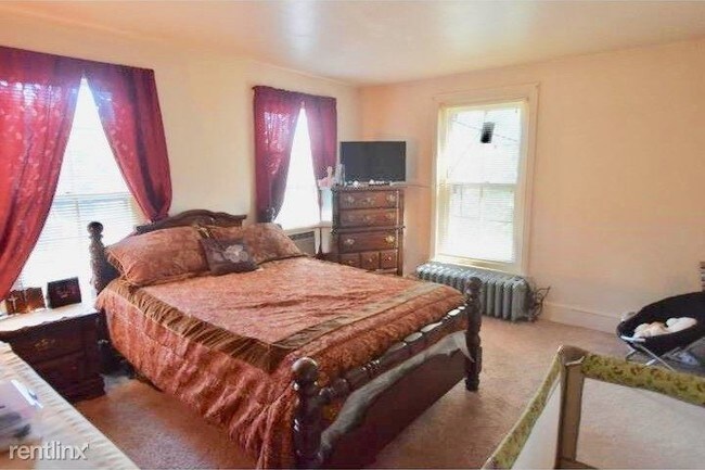 Building Photo - 3 br, 1 bath Townhome - 546 North Main Street