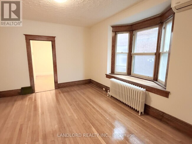 Photo du bâtiment - 2469 Queen St E